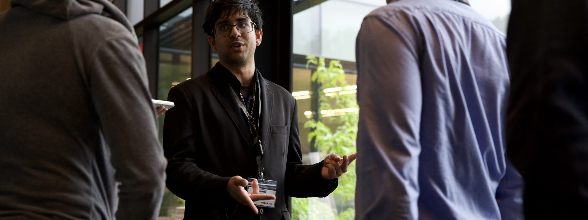 a student entrepreneur pitching to fellow student entrepreneurs